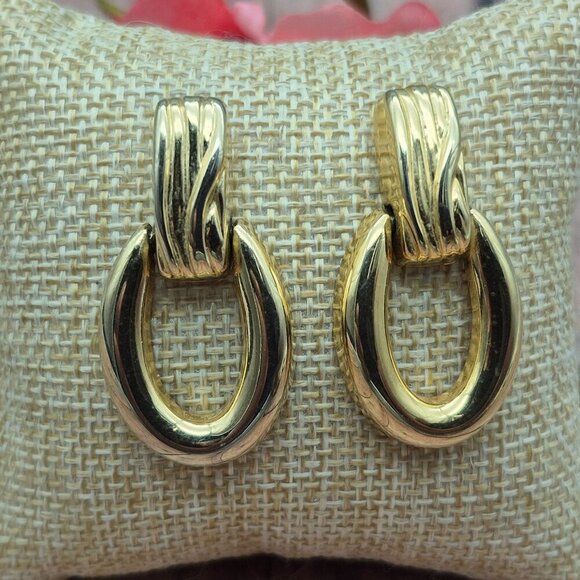 Classic Gold Tone Door Knocker Hoop Earrings Pierced 1.5" Dangle Drop - Picture 3 of 6